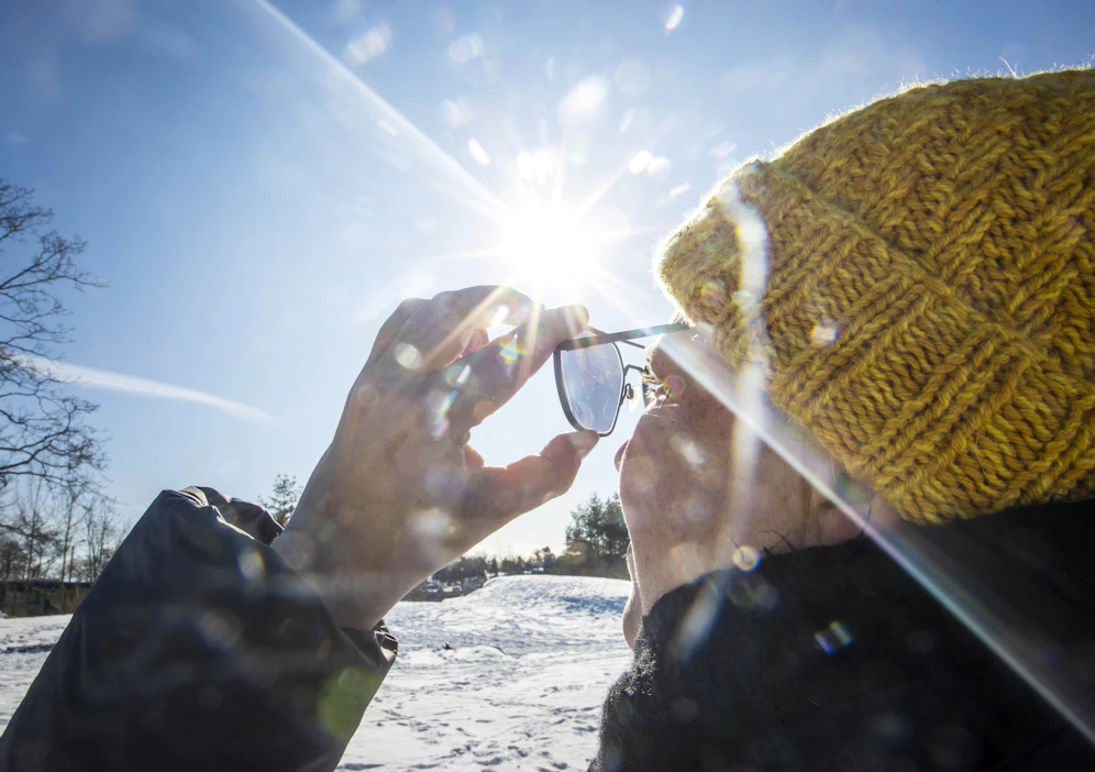 Aurinkoisina päivinä Ilmatieteen laitoksen nettisivuilta voi kurkata<a href="https://www.ilmatieteenlaitos.fi/uvi-ennuste" id="link-630bf3d769731c3f6586e8dbecff32b3"> UV-indeksiä</a>. Jos se ylittää arvon 3, on iho syytä suojata erityisen hyvin säteilyltä. Myös aurinkolasit ovat tärkeät silmien suojaamiseksi.