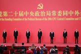 Kiinan presidentti Xi Jinping (keskellä) ja muut politbyroon pysyvän komitean jäsenet esittäytymässä viestimille Pekingissä. LEHTIKUVA / AFP. 