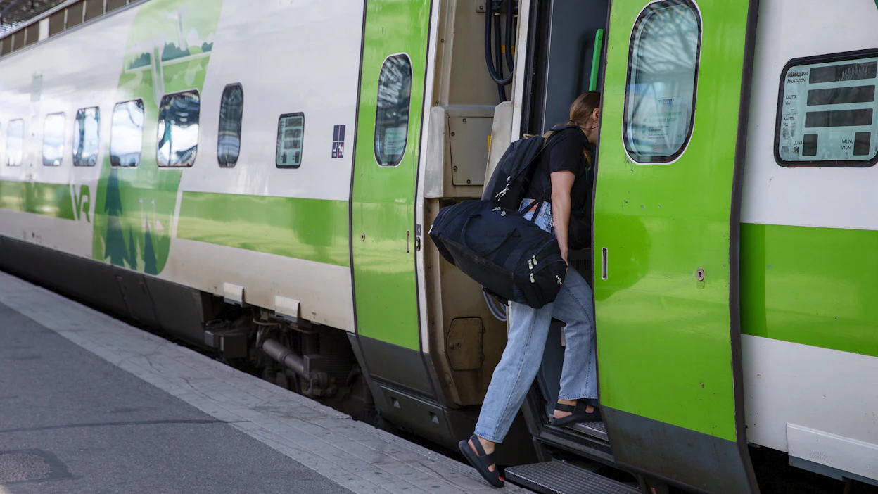 Viivästyksien syynä on Kivistön ja Aviapoliksen rautatieasemien välisellä rataosuudella junaraiteille ajautunut auto. Kuvituskuva.