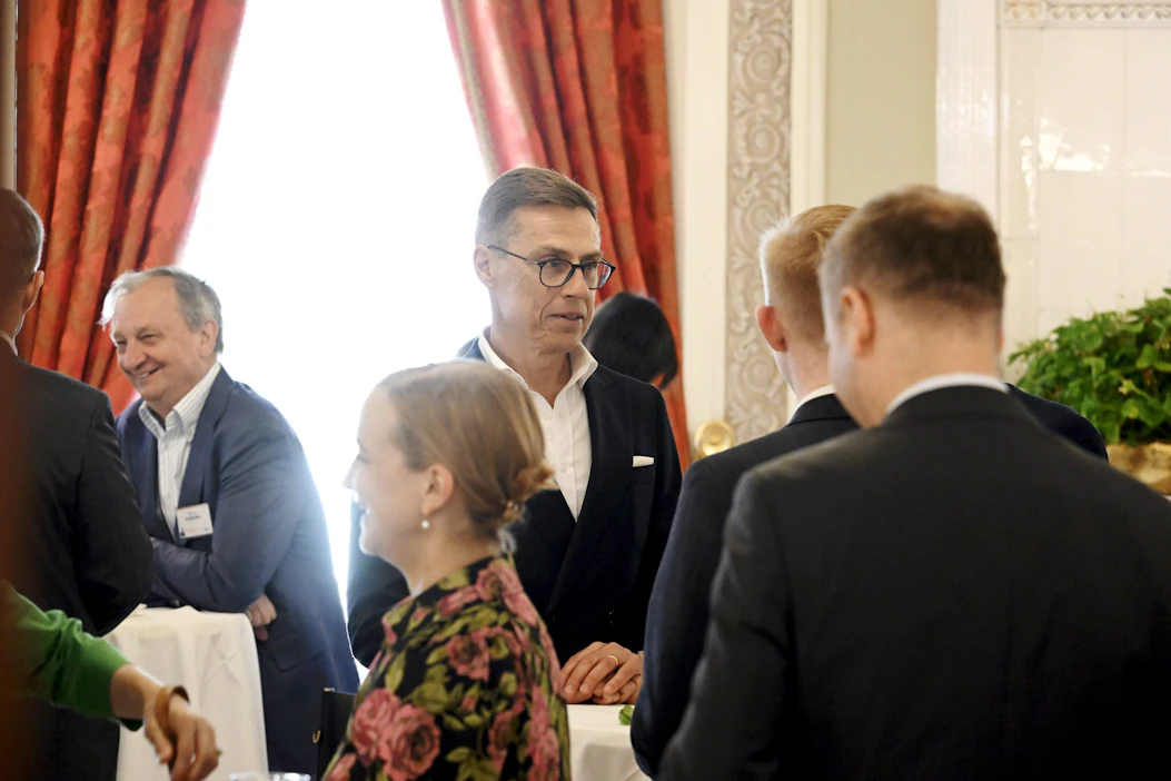 Presidentti Alexander Stubb kuvasi sotatilannetta Ukrainassa pattitilanteeksi, jossa rintama on pitänyt eikä Venäjän ole kyennyt etenemään. Stubb isännöi Kultaranta-keskusteluja Presidentinlinnassa. LEHTIKUVA / Markku Ulander.