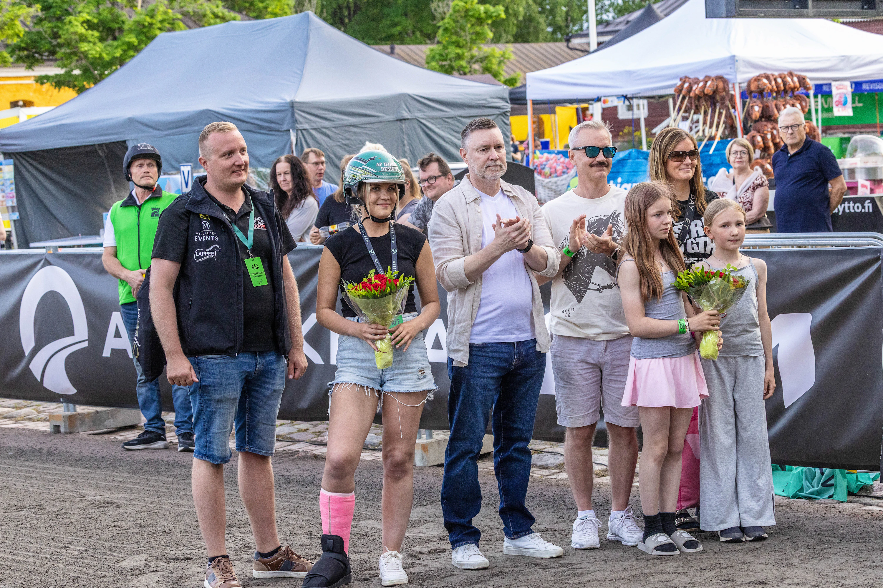 Perjantain päälähdön voittajan Sandersonin omistajan Janne Mäenpään perhe oli haltioissaan Cityravien tunnelmasta. Sandersonia valmentaa Lappeen raviradan toimitusjohtaja Teemu Keskitalo (vas.). Janne Mäenpää aurinkolaiseissaan vierellään perheen naiset Anna, Amanda ja Matilda Mäenpää.