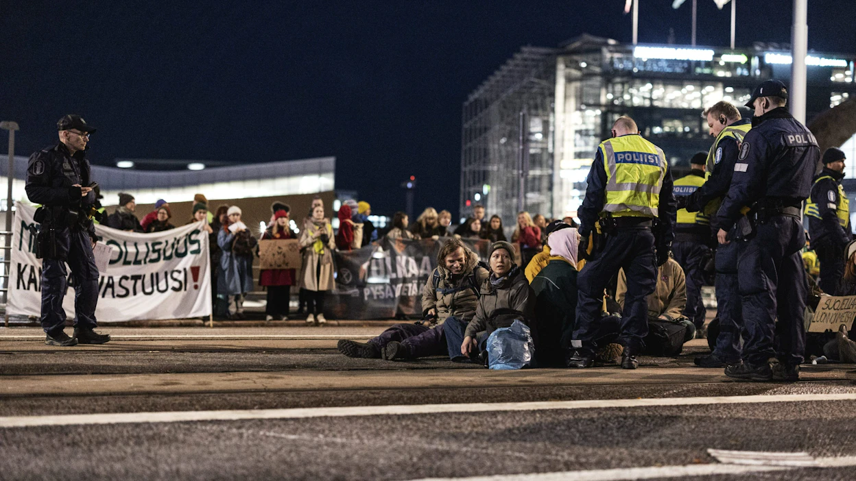 Ympäristöliike Elokapinan aktivistit voittivat Helsingin poliisin hallinto-oikeudessa kiistassa rahankeräyksistä. Arkistokuva lokakuulta 2022. LEHTIKUVA / Roni Rekomaa.