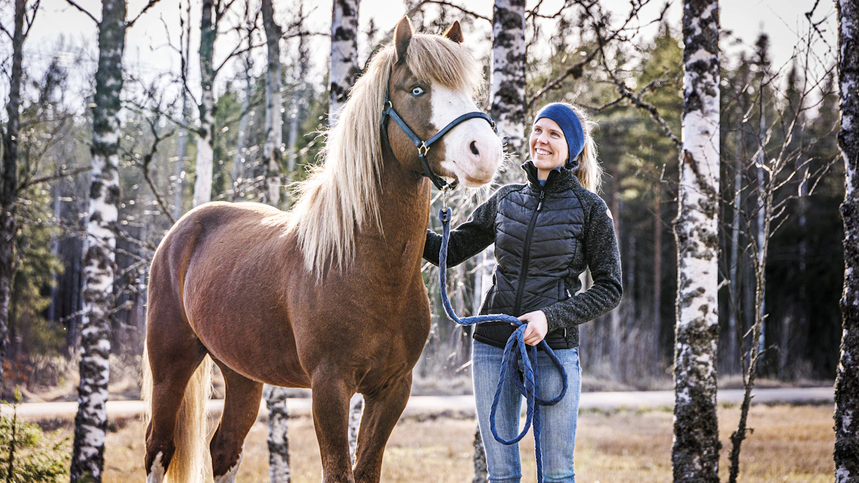 Johanna Törmänen ja ensimmäisen palkinnon Rasantaja kotimaisemissaan Myrskylässä.