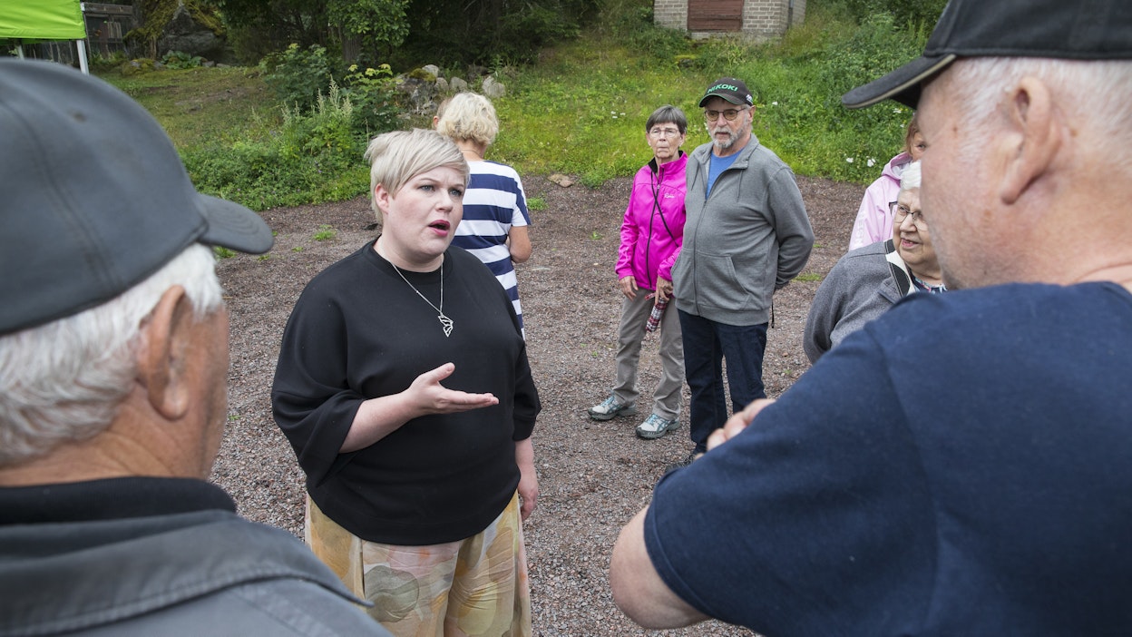 Keskustan puheenjohtaja, valtiovarainministeri Annika Saarikko tapasi toriväkeä Riihikoskella viime elokuussa.