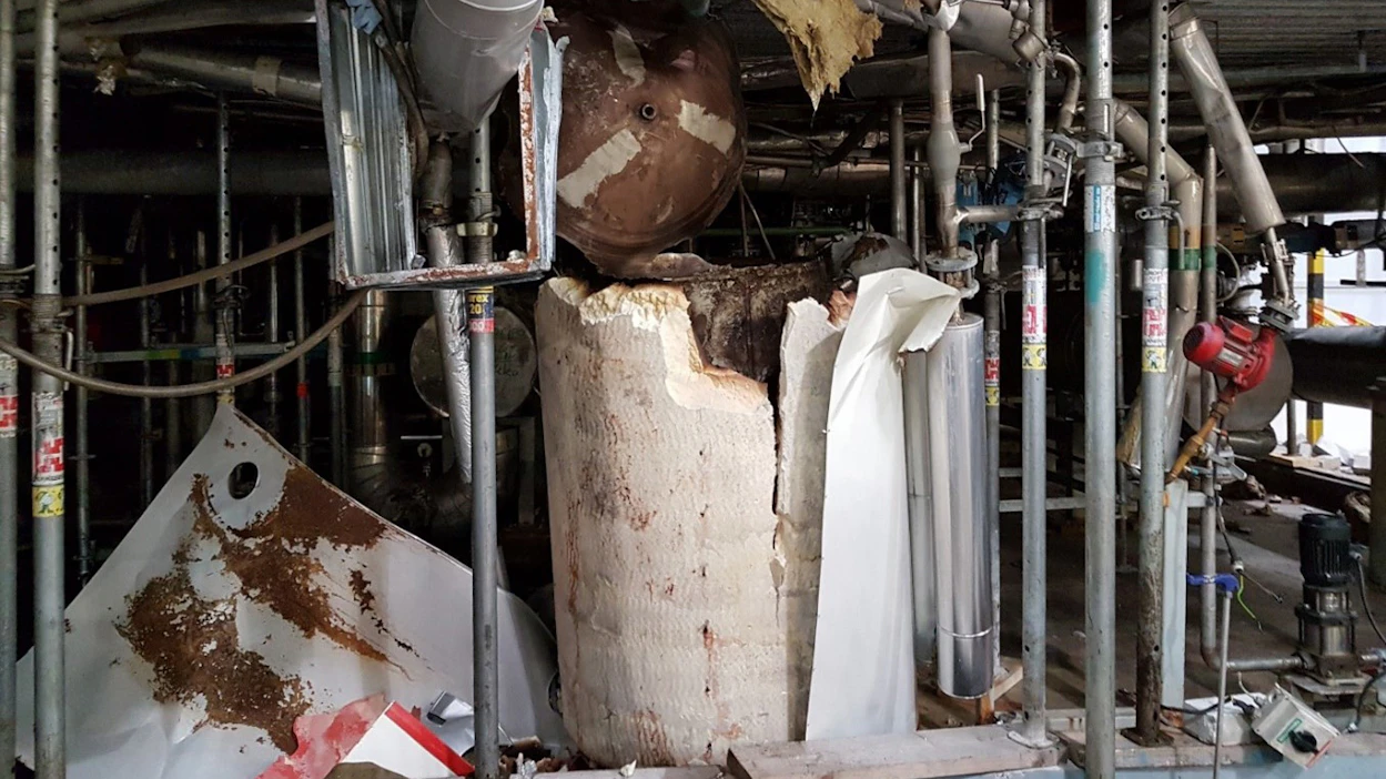 Kuvan lämminvesivaraajan termostaatti oli ohitettu, eikä varoventtiilin kapasiteetti ollut riittävä. Räjähtäneen varaajan tilavuus oli 1 000 litraa.
