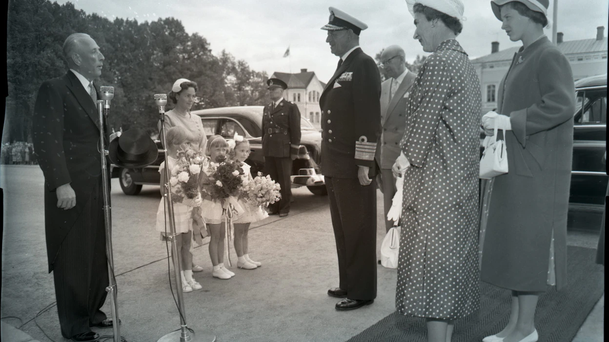 Tanskan kuningasperhe vieraili Suomessa kesäkuussa 1958. Suomessa vierailivat kuningas Frederik IX (1899-1972), kuningatar Ingrid ja kruununprinsessa Margarethe. Loviisassa valtuuston puhenjohtaja Lindh toivotti vieraat tervetulleeksi.