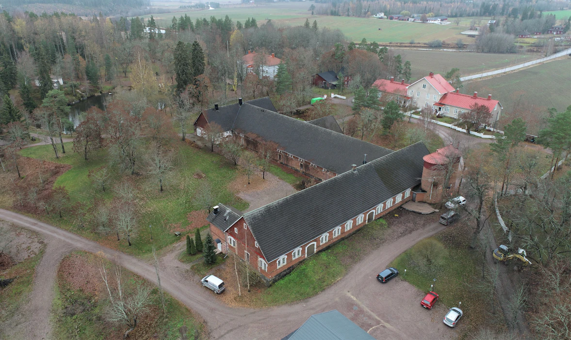Ylikartanossa on kymmenkunta isoa kiinteistöä. Vanhan navetan pyöreissä rehusiiloissa on pellettivarasto ja -kattila.