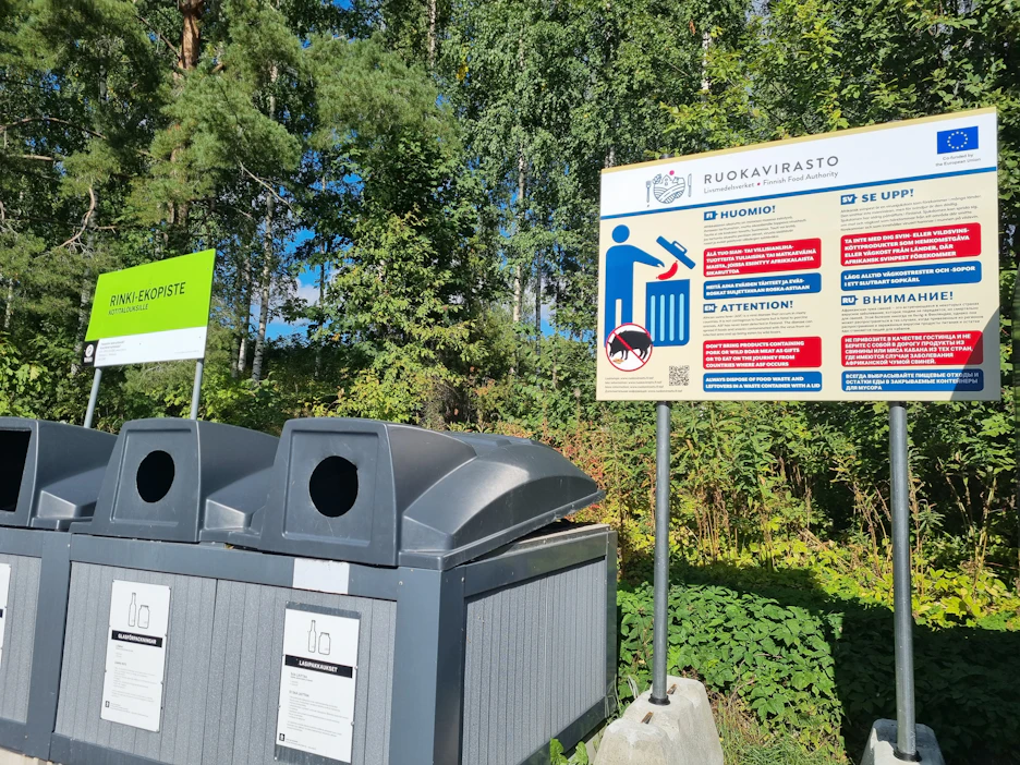 Suomen itärajalla muistutetaan kyltein, että afrikkalainen sikarutto leviää taudin saastuttamien eväiden mukana vaikka ei ihmiselle vaarallinen olekaan.