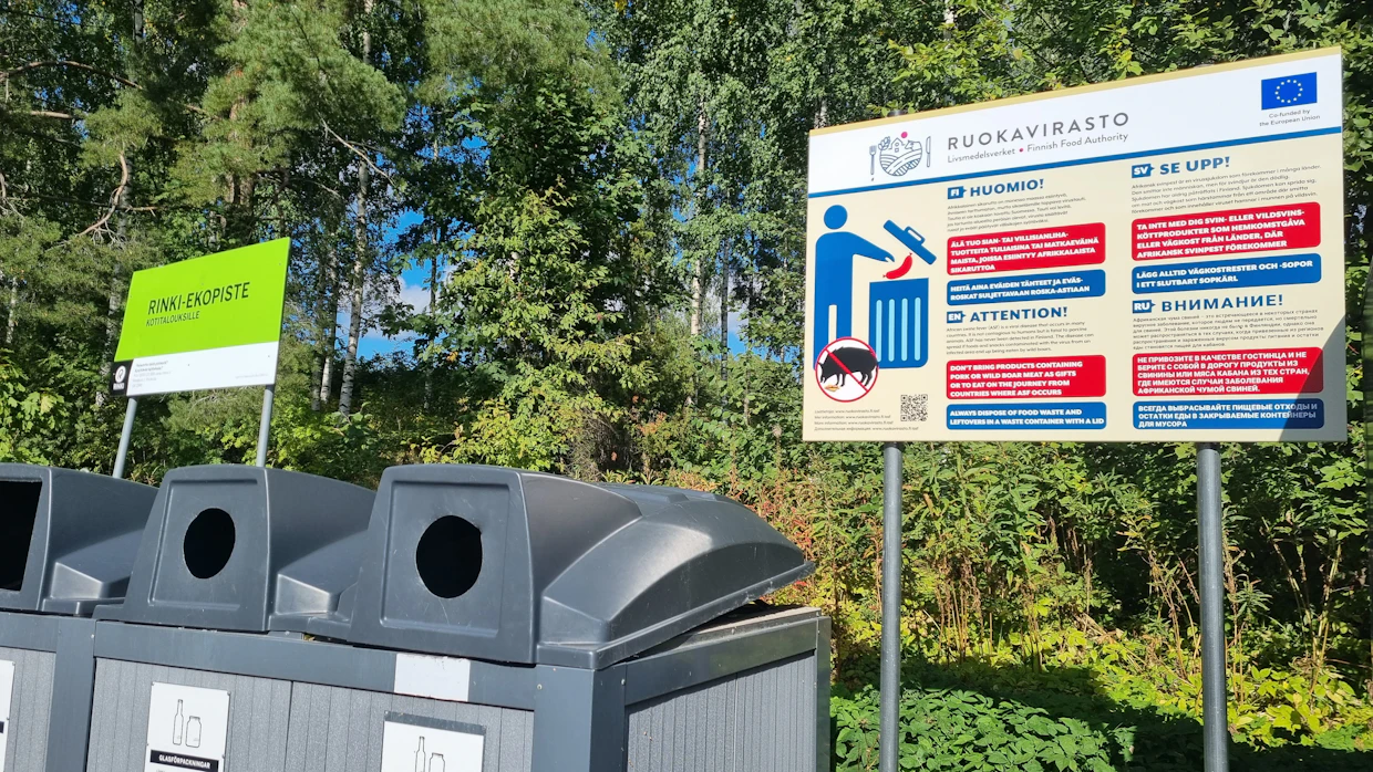 Ruokavirasto on pystyttänyt ASF:stä varoittavia kylttejä huoltoasemien rekkaparkeille ja teiden levikkeille.