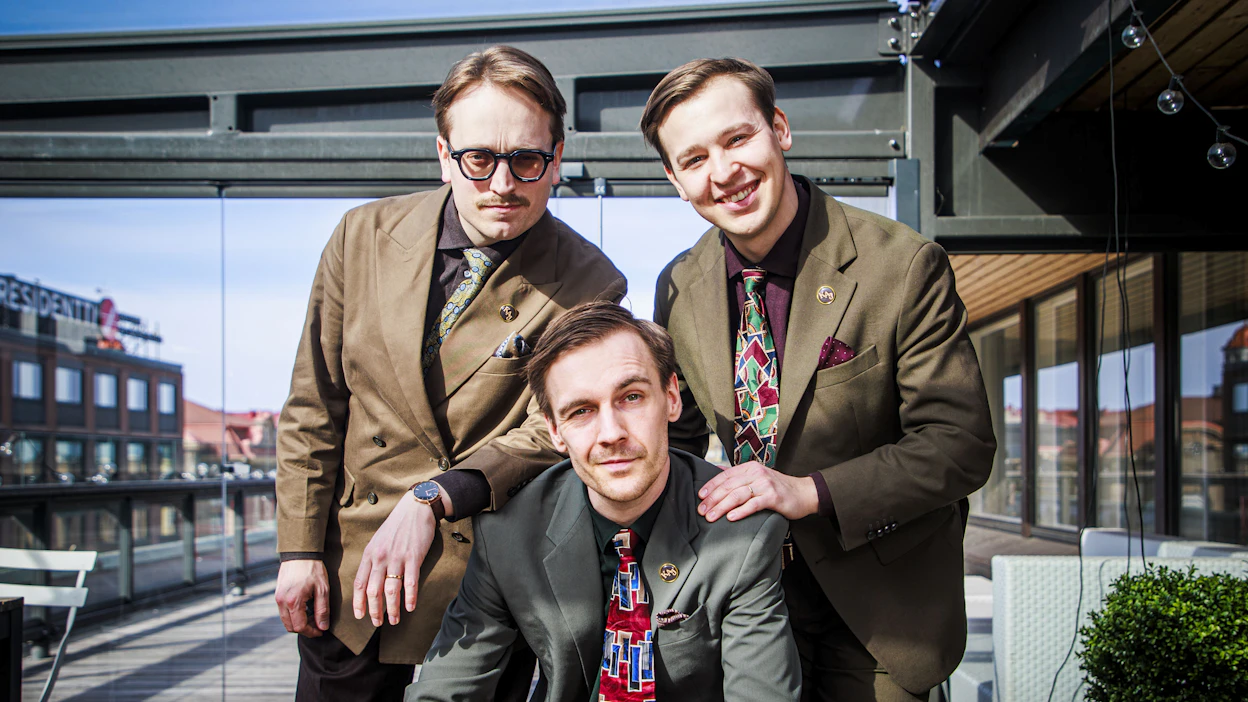 Ruotsia Euroviisuissa edustavan suomalaisbändi KAJ’n jäsenet Axel Åhman (vas.), Kevin Holmström (kesk.) ja Jakob Norrgård ovat tehneet yhdessä huumoria ja musiikkia yli 15 vuotta. Ystävyys on antanut vahvan pohjan työtoveruudelle.