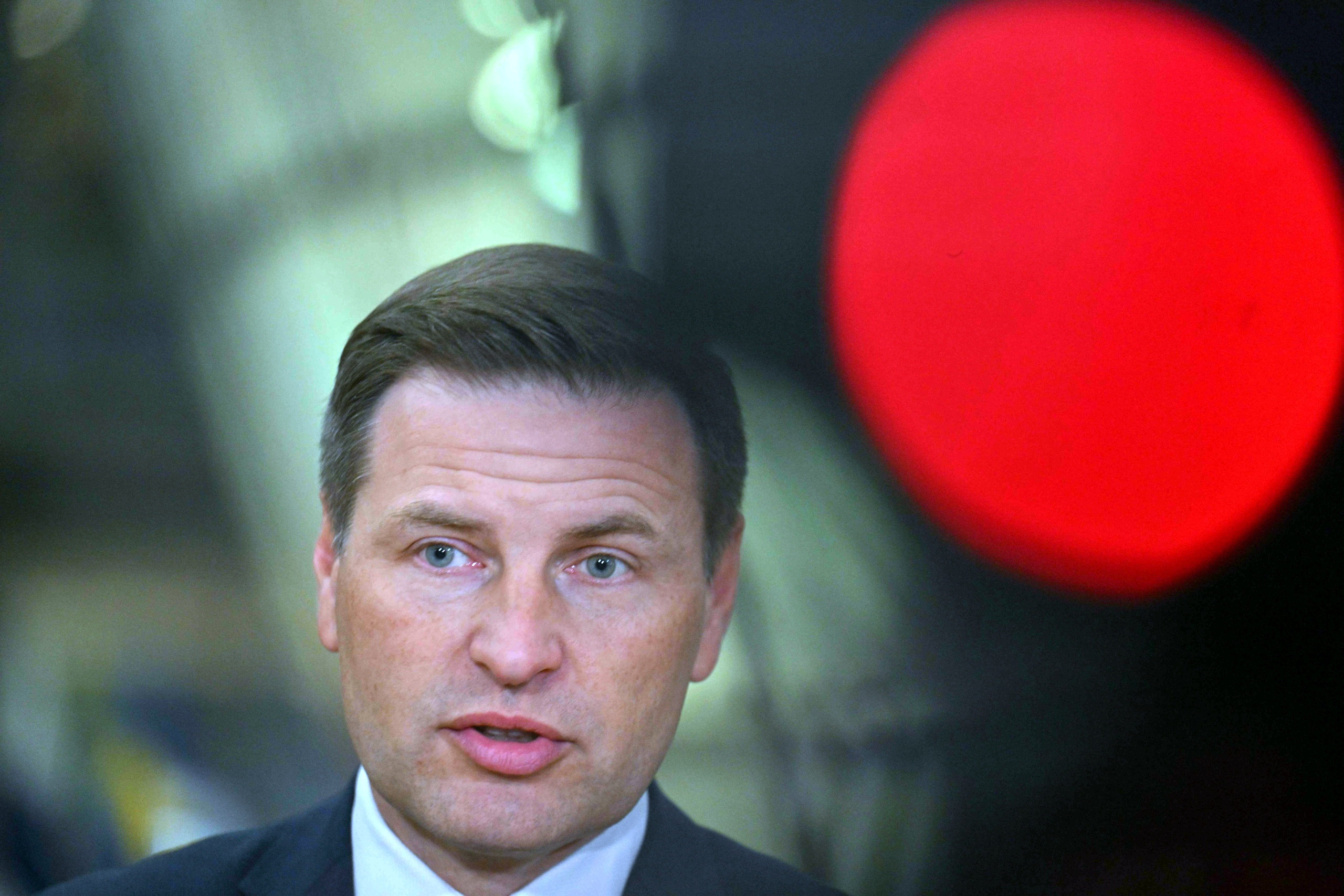 Viron puolustusministerin Hanno Pevkurin mukaan alus saatettiin Venäjän aluevesille, jotta Viron kriittiselle infrastruktuurille ei aiheutuisi uhkaa. 