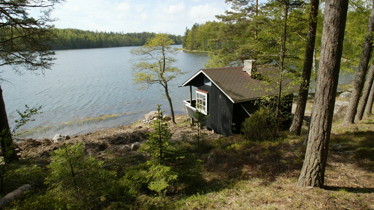 Avunsaanti voi kestää kesäpaikassa kauemmin kuin kotona, joten paloturvallisuuden, avun hälyttämisen ja kotivaran on syytä olla kunnossa.
