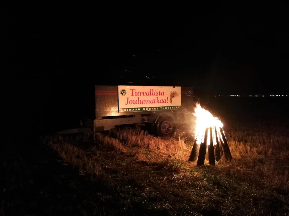 Loimaan seudun maaseutunuorten joulutulet syttyivät tiistaina illansuussa ohikulkevien joulunviettäjien iloksi.