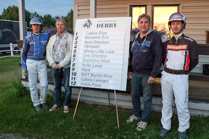 Derbyn radat on valittu. Taulun ympärillä Tuomas Korvenoja, Veijo Heiskanen, Markku Nieminen ja Iikka Nurmonen.