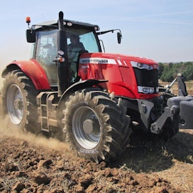 Massey Ferguson 7624 -traktorin  ISO-teho on 235 hevosvoimaa ja tehopainosuhde  34 kg/hv.