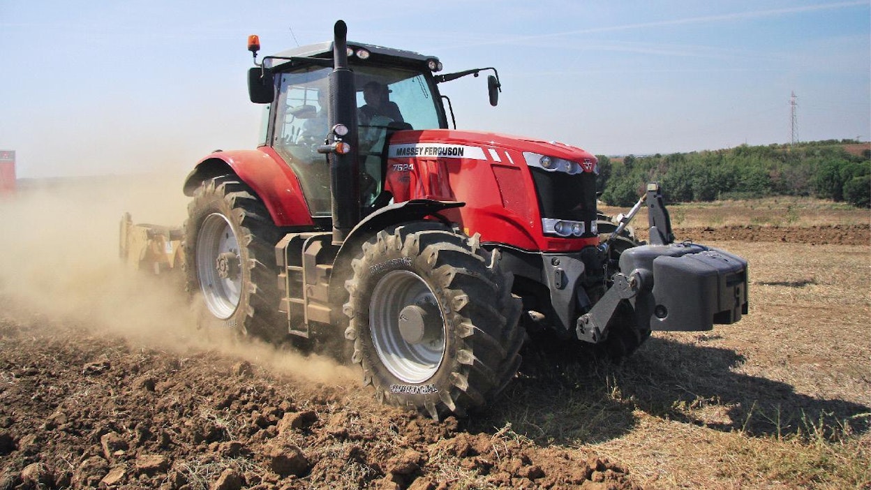 Massey Ferguson 7624 -traktorin  ISO-teho on 235 hevosvoimaa ja tehopainosuhde  34 kg/hv.