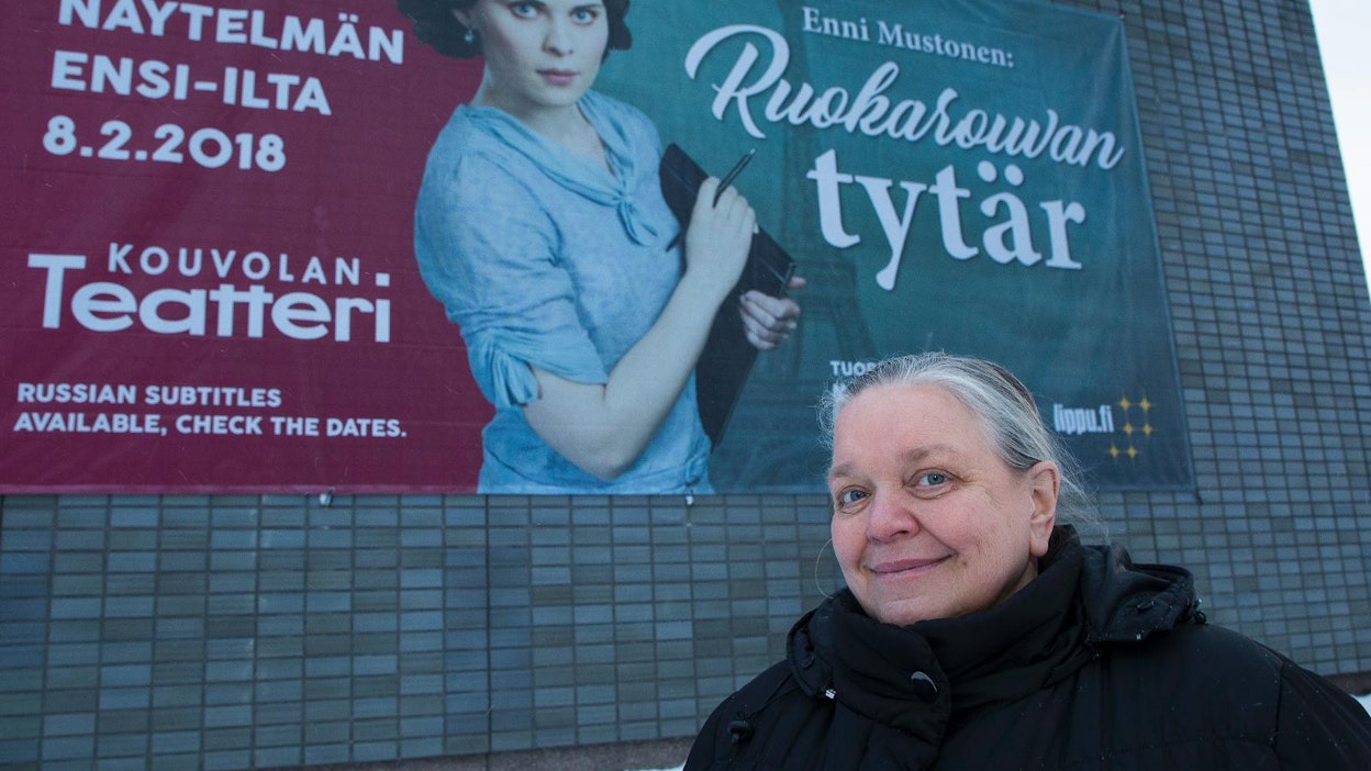 Kouvolan teatterin Ruokarouvan tyttärestä päätettiin tehdä musiikkinäytelmä, jotta kaikki vahvat tunteet välittyisivät lavalla. Ennakkonäytöksessä Kirsti Manninen liikuttui kyyneliin asti.