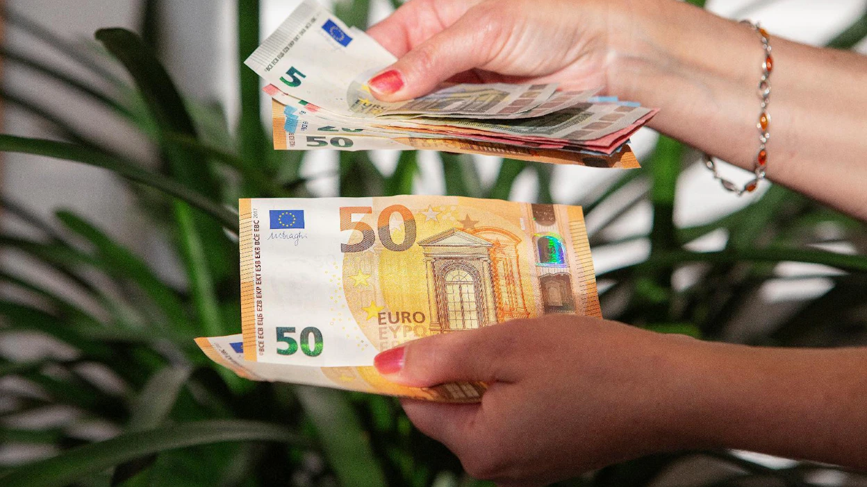 Usealla hyvinvointialueella pohditaan, pitäisikö aluehallituksen puheenjohtajan tehtävän olla kuukausipalkkainen ja täysipäiväinen. Jos palkka vertautuu kaupunkien hallitusten puheenjohtajien palkkaan, se on kuukaudessa noin 5 000-6 000 euroa.