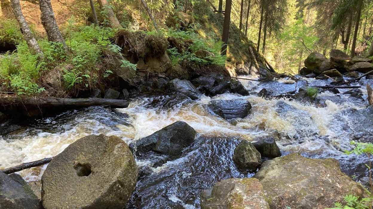 Korkeakosken kuohut ovat runsaimmillaan keväällä ja alkukesästä. Kosken yläpäässä makaa vanha myllynkivi.