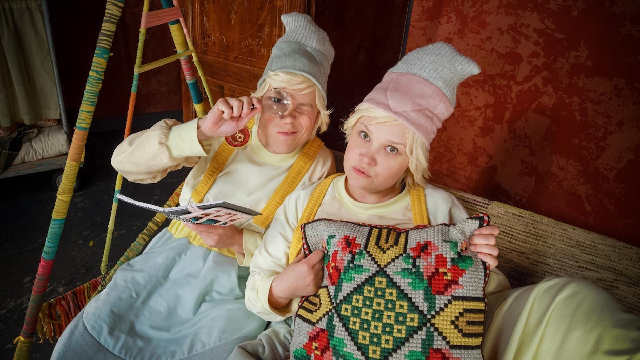 Ylen joulukalenterin tämän vuoden tähdet, puutarhatontut Vimma (vas.) ja Myrsky, haluaisivat olla joulutonttuja.