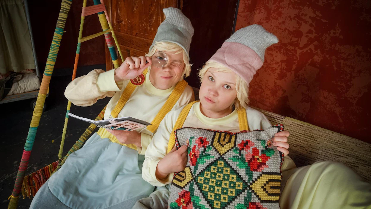 Ylen joulukalenterin tämän vuoden tähdet, puutarhatontut Vimma (vas.) ja Myrsky, haluaisivat olla joulutonttuja.