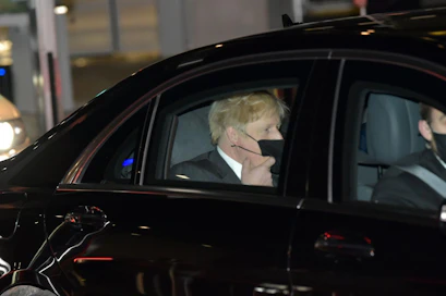 Boris Johnson poistui illallistapaamisesta Brysselistä maski kasvoillaan. LEHTIKUVA/AFP