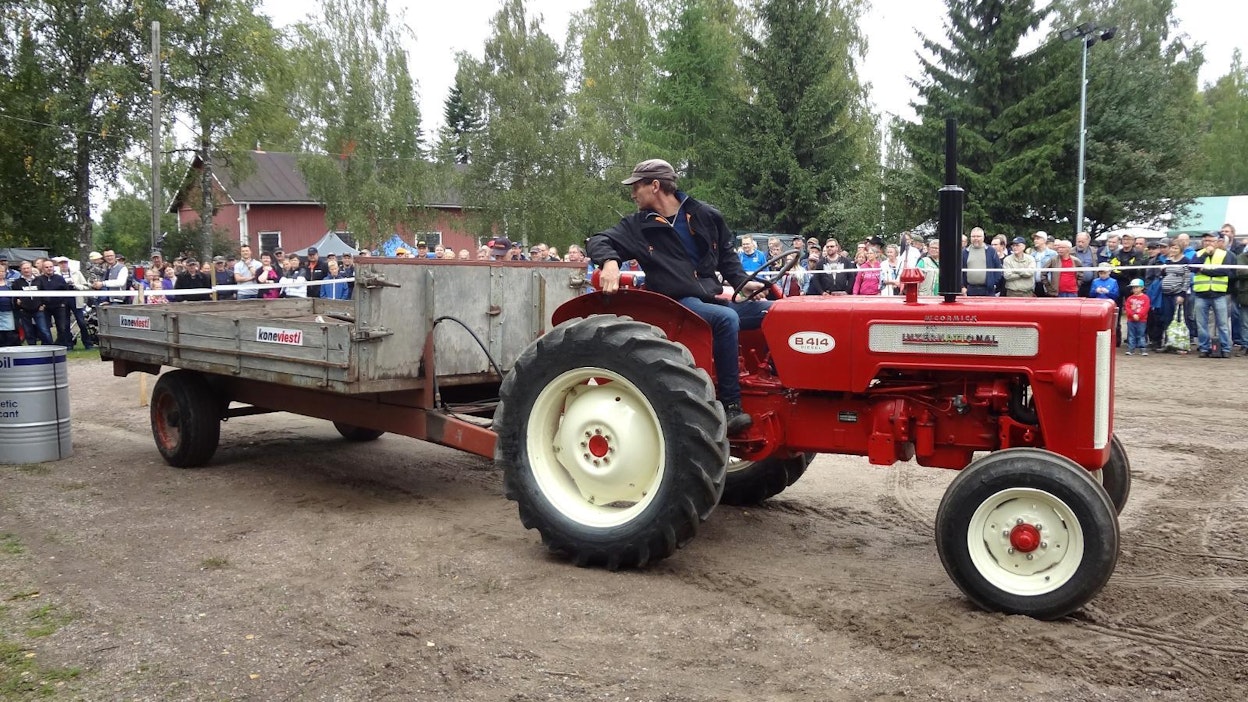 Kuva on Rauta ja Petrooli -tapahtumasta vuodelta 2019, jolloin tapahtumassa järjestettiin Koneviestin peruutuskilpailu.