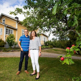 Timo ja Elina Jaakkolan koti Simulan tila avaa ovensa sunnuntaina. Taloa ympäröi puutarha, joka oli vielä 1910-luvulla aivan autio.