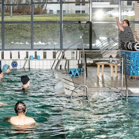 Uinti on tehokasta liikuntaa. Sysmän palvelutalon uimahallissa on meneillään vesijumppa.