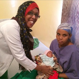 Suomalainen kätilö Ifrah Ahmed neuvoo nuorta äitiä Faduma Hassan Abdia hoitamaan vuorokauden ikäistä poikavauvaa. Hargeisan sairaalassa vastasyntyneiden kuolleisuus on laskenut 24 prosentista viiteen henkilökunnan ammattitaidon kohennuttua. Mirkka Henttonen/IOM