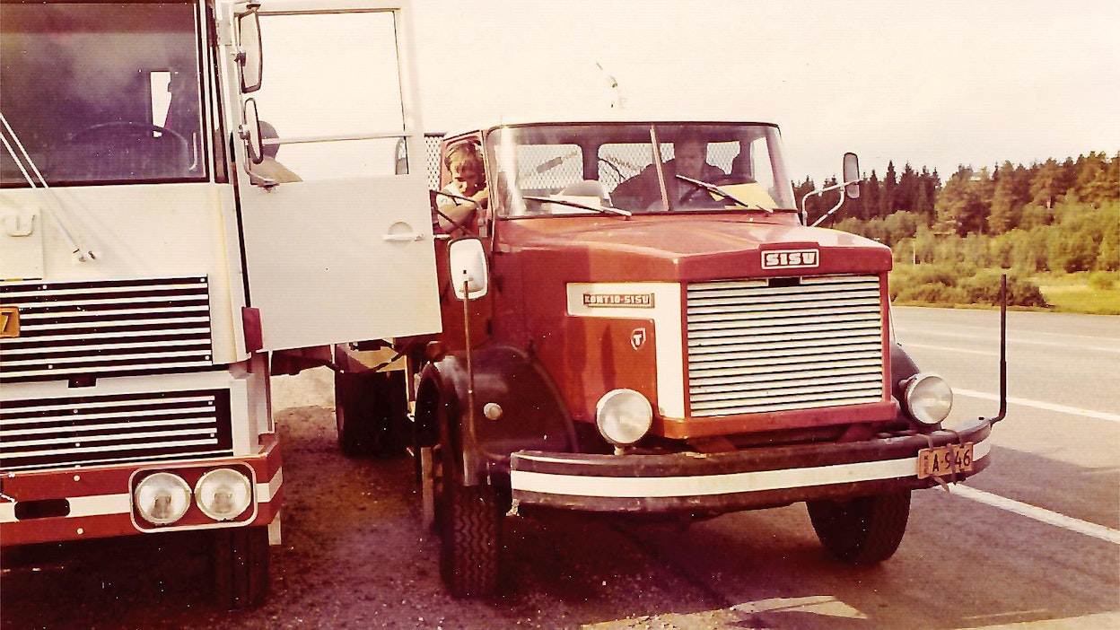 Kuva jarrukokeista vuoden 1975 tienoilla. Kokeilussa oli mukana M-162 CST ja Kontio-koeauto, johon oli asennettu lähinnä linja-autoihin tarkoitetut Knorr-levyjarrut. Kontion ohjaamossa elektroniikkateknikko Pekka Martelius ja kokeiluinsinööri Erkki Nuutio.