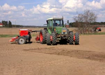 Kuvassa ensimmäinen Suomeen myyty Farmer-sarjan Fendt. Kaupat urakoitsija Markku Vepsäläisen kanssa tehtiin vuoden 1983 puolella ja traktori toimitettiin Jäppilään keväällä 1984. Markku ajoi sillä vuoteen 1988 asti, jolloin se päivitettiin uuteen 309 ja Osmo Oristo osti tämän koneen. Mekaanisessa tuntimittarissa oli vaihtohetkellä rapiat 6000 tuntia, nyt niitä on n. 14 000. Traktori on nykyään osa-aikatöissä, koska se on jäänyt useimpiin peltotöihin pieneksi. Kone on kuitenkin pirteässä käyttökunnossa, mutta tiesuolan vaikutus näkyy koneen harmaassa rungossa sekä lokasuojissa.