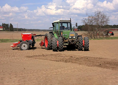 Kuvassa ensimmäinen Suomeen myyty Farmer-sarjan Fendt. Kaupat urakoitsija Markku Vepsäläisen kanssa tehtiin vuoden 1983 puolella ja traktori toimitettiin Jäppilään keväällä 1984. Markku ajoi sillä vuoteen 1988 asti, jolloin se päivitettiin uuteen 309 ja Osmo Oristo osti tämän koneen. Mekaanisessa tuntimittarissa oli vaihtohetkellä rapiat 6000 tuntia, nyt niitä on n. 14 000. Traktori on nykyään osa-aikatöissä, koska se on jäänyt useimpiin peltotöihin pieneksi. Kone on kuitenkin pirteässä käyttökunnossa, mutta tiesuolan vaikutus näkyy koneen harmaassa rungossa sekä lokasuojissa.