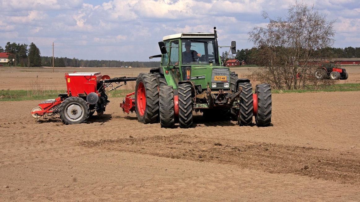 Kuvassa ensimmäinen Suomeen myyty Farmer-sarjan Fendt. Kaupat urakoitsija Markku Vepsäläisen kanssa tehtiin vuoden 1983 puolella ja traktori toimitettiin Jäppilään keväällä 1984. Markku ajoi sillä vuoteen 1988 asti, jolloin se päivitettiin uuteen 309 ja Osmo Oristo osti tämän koneen. Mekaanisessa tuntimittarissa oli vaihtohetkellä rapiat 6000 tuntia, nyt niitä on n. 14 000. Traktori on nykyään osa-aikatöissä, koska se on jäänyt useimpiin peltotöihin pieneksi. Kone on kuitenkin pirteässä käyttökunnossa, mutta tiesuolan vaikutus näkyy koneen harmaassa rungossa sekä lokasuojissa.