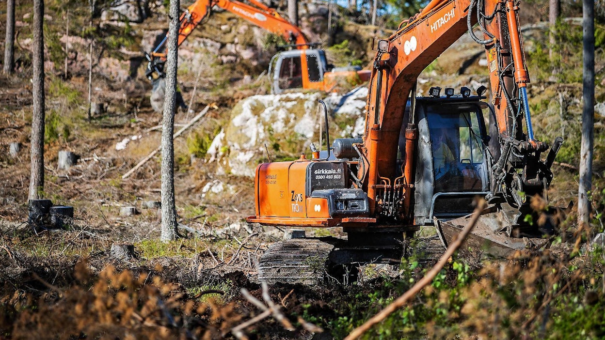 Muokkaustyöt tehdään lähes poikkeuksetta uudishakkuun jälkeen riippumatta siitä, millä menetelmällä metsä uudistetaan. Siemenpuuhakkuun jälkeen uudistettaessa voidaan kylvää uuden perimän siementä täydentämään luontaista siementä.