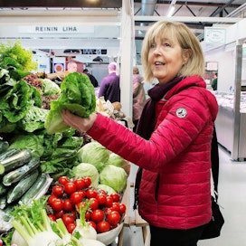 Nuoremmille suhde maaseutuun voi viritä ympäristötietoisuuden kautta, Leena Uotila pohtii. Hän ostaa  itsekin mielellään  luomuruokaa.