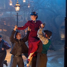 Emily Blunt esittää lastenhoitaja Maija Poppasta, joka palaa auttamaan Pankin perhettä.
