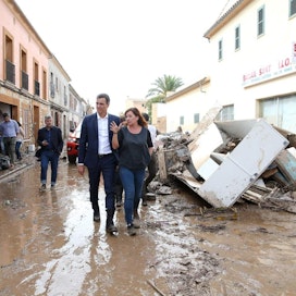 Espanjan Mallorcalla pääministeri Pedro Sanchez (vas.) ja alueellista hallintoa johtava Francina Armengol kävelivät tulvatuhojen lomitse keskiviikkona  Sant Llorenc des Cardassarissa. LEHTIKUVA / AFP / HANDOUT / Spanish Ministry of the Presidency
