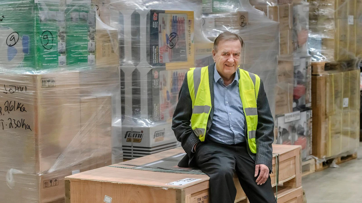 IKH:n logistiikkakeskus sijaitsee Kauhajoella. "Tällä hetkellä työllistämme 250 ihmistä, kesälomittajat mukaan laskettuna 290", toimitusjohtaja Ilkka Alakortes kertoo. Työntekijöitä oli 29, kun Isojoen Konehalli Oy muutti Kauhajoelle vuonna 1988.
