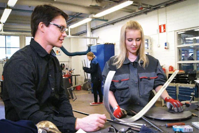 Vastuuopettaja Lassi Kaikkonen opastaa toista vuotta opiskelevaa Marjo Koivistoa metallityön kurssilla. Koulutuksen aikana  tulevat tutuiksi materiaalit  puusta saveen.