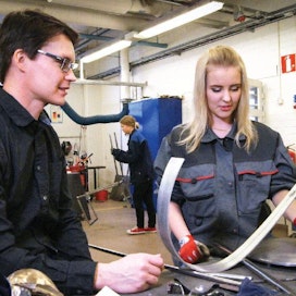 Vastuuopettaja Lassi Kaikkonen opastaa toista vuotta opiskelevaa Marjo Koivistoa metallityön kurssilla. Koulutuksen aikana  tulevat tutuiksi materiaalit  puusta saveen.