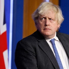 Pääministeri Boris Johnson näyttää rikkoneen Britannian tiukkoja koronarajoituksia keväällä 2020. Kuva on viime viikolta. LEHTIKUVA / AFP