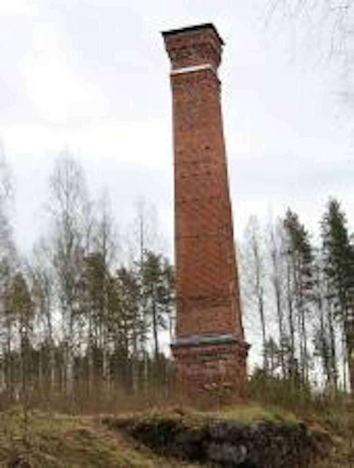 Sourun ruukista ei ole enää jäljellä kuin 25-metrinen masuunin piippu ja kappale yli 100-metrisen rakennuksen kivijalkaa. Tehdas purettiin v.1941 ja hyödynnettiin viimeistä tiiltä myöten siirtoväen uudisrakennuksissa. Rautaa tehtaassa tehtiin vuoteen 1908 asti, jonka jälkeen siellä tuotettiin hiiliä.
