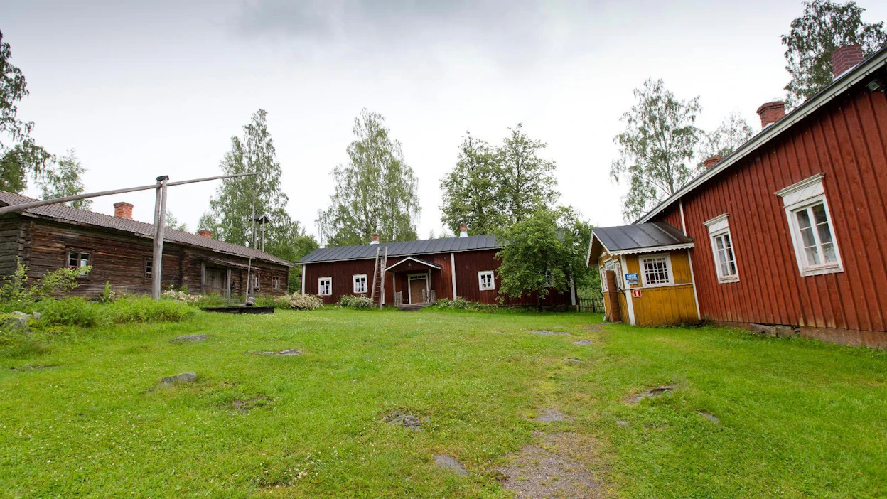 Punkalaitumella sijaitsevalle Yli-Kirran talonpoikaismuseolle myönnettiin avustusta 6 200 euroa päärakennuksen lahovaurioiden korjaamiseen, ulkovuorauksen kunnostamiseen ja ulkomaalaukseen.