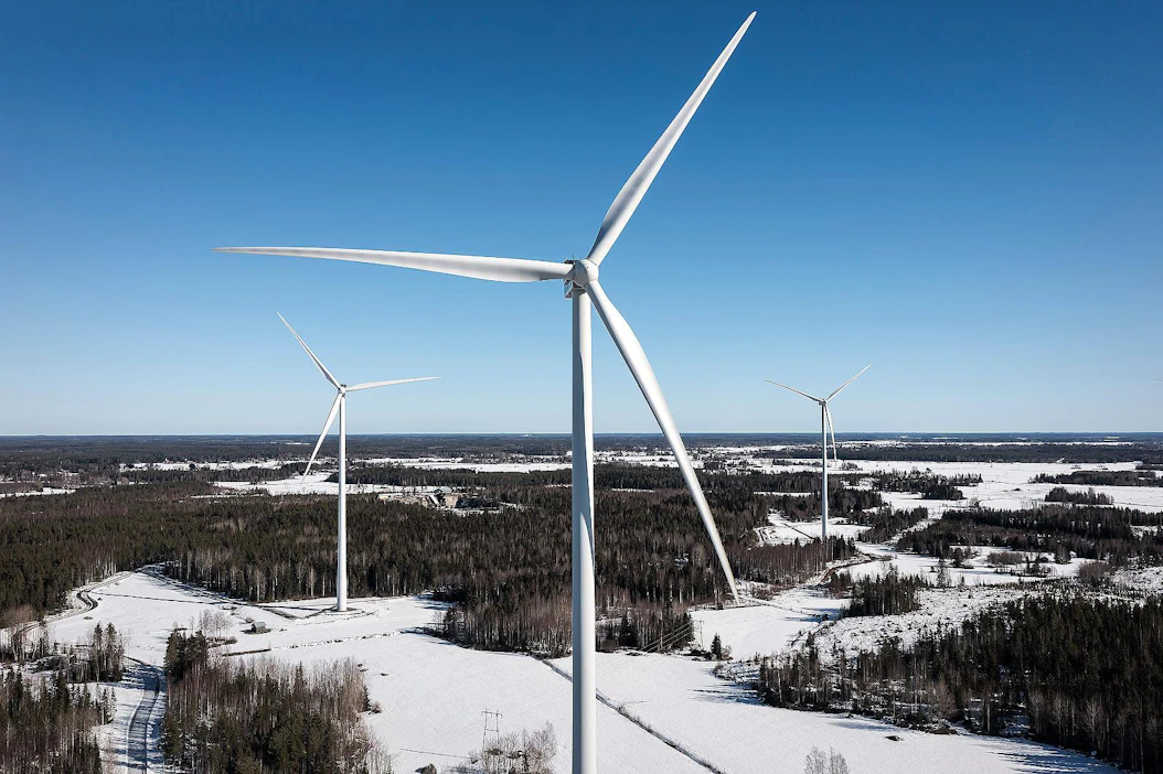 Etelä-Pohjanmaan maakuntakeskuksessa Seinäjoella on käynnistetty kaavaprosessi tuulivoimarakentamisesta kahdella alueella. Suunnitellut tuulivoimalat ovat jättiläismäisen suuria, 300 metriä korkeita. Kuvan tuulipuisto sijaitsee Vähänkyrön Torkkolassa.