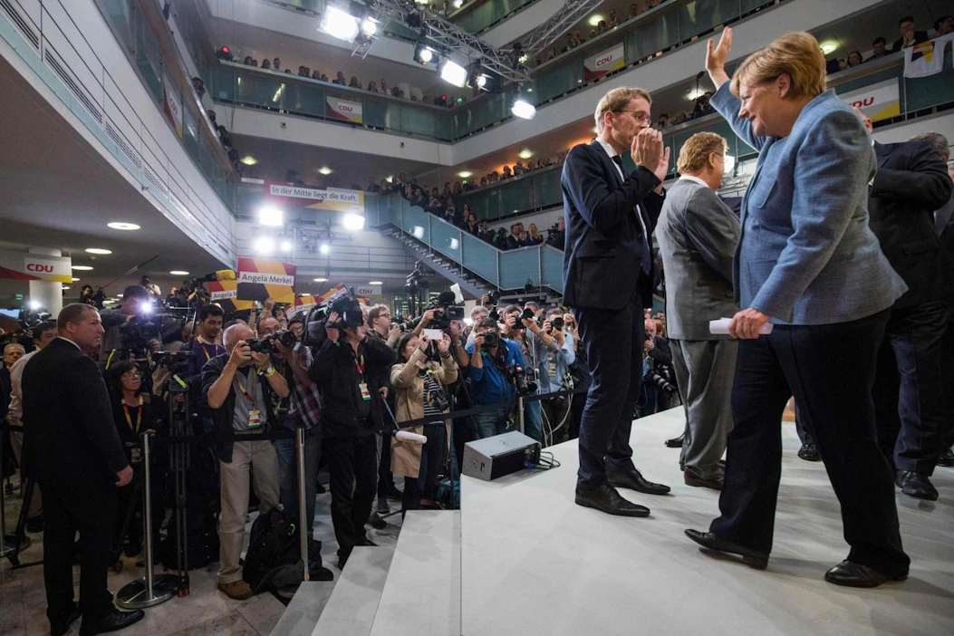 Saksan liittokansleri Angela Merkelin kristillisdemokraatit pysyy suurimpana puolueena.