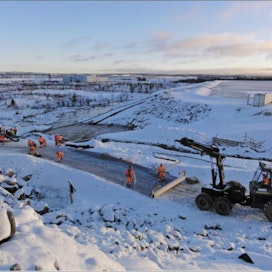 Talvivaaran kaivoksella pilkottiin perjantaina betoniittimattoa, jolla yritettiin tukkia vuotavaa allasta. Lehtikuva/Pekka Moliis