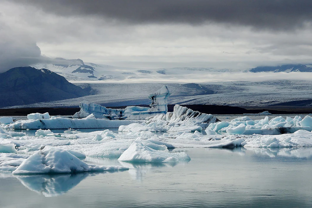 Arktisen alueen jäätiköt sulavat hitaammin kuin jäätiköt napa-alueiden ulkopuolella. Kuvassa Jökulsárlón-jäätikköjärvi Islannissa.