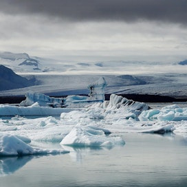 Arktisen alueen jäätiköt sulavat hitaammin kuin jäätiköt napa-alueiden ulkopuolella. Kuvassa Jökulsárlón-jäätikköjärvi Islannissa.