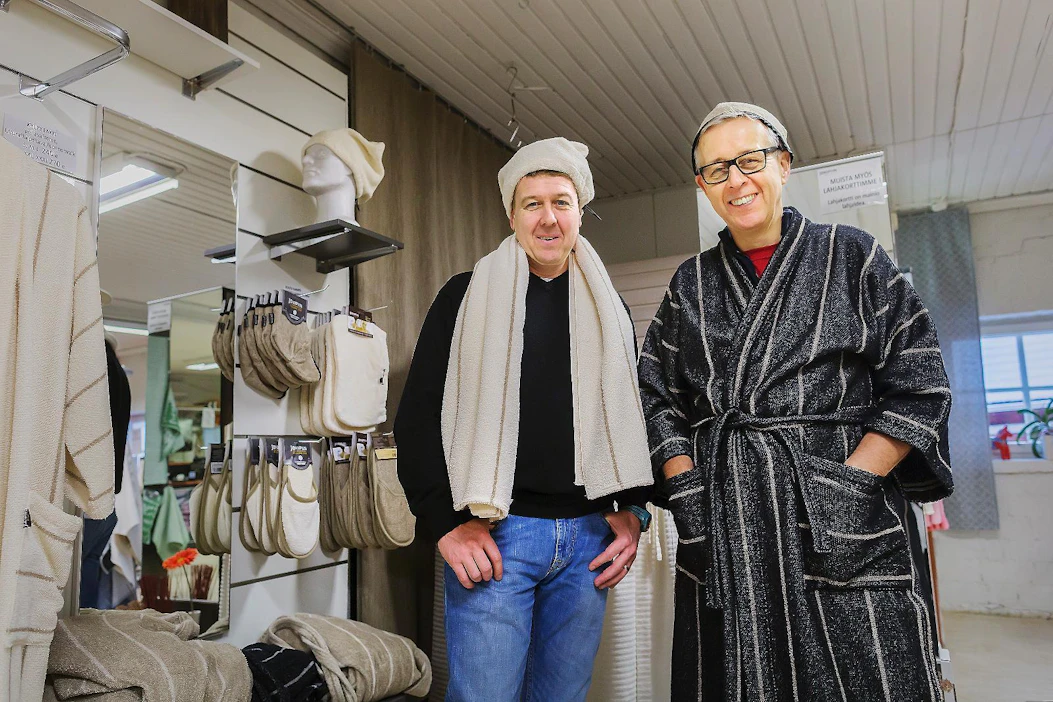 Tuotantopäällikkö Markku Laurila ja toimitusjohtaja Timo Laurila luotsaavat perheyritystä Jalasjärvellä. He kannustavat kuluttajia käyttämään pellavatekstiilejään, sillä ne kestävät käyttöä ja paranevat vanhetessaan.